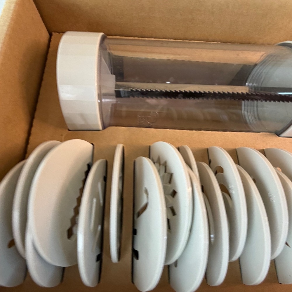 The Pampered Chef Cookie Press #1525 Complete In Box, Including Set Of 16 Molds - Picture 11 of 13